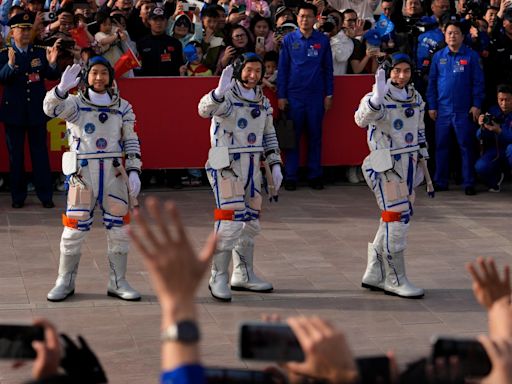 Astronautas chinos realizan la caminata espacial más larga de cualquier misión de ese país - El Diario NY