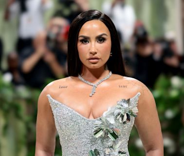 Demi Lovato supera 'trauma' e vai ao Met Gala após 8 anos; relembre a polêmica