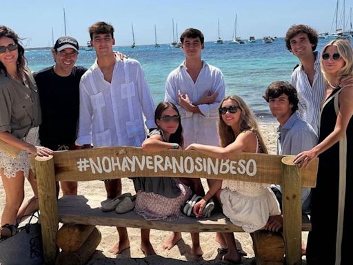 Raúl González abre el álbum de su verano más viajero junto a su mujer y sus cinco hijos: de Ibiza a Noruega