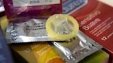 El Supremo establece que quitarse el preservativo sin consentimiento mientras se practica sexo es delito