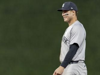 Anthony Rizzo's error costs Yankees in 4-3 loss to Angels