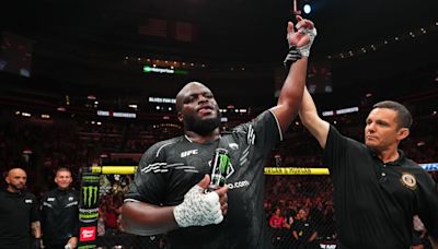 Derrick Lewis strips off shorts, moons crowd in St. Louis after KO win over Rodrigo Nascimento