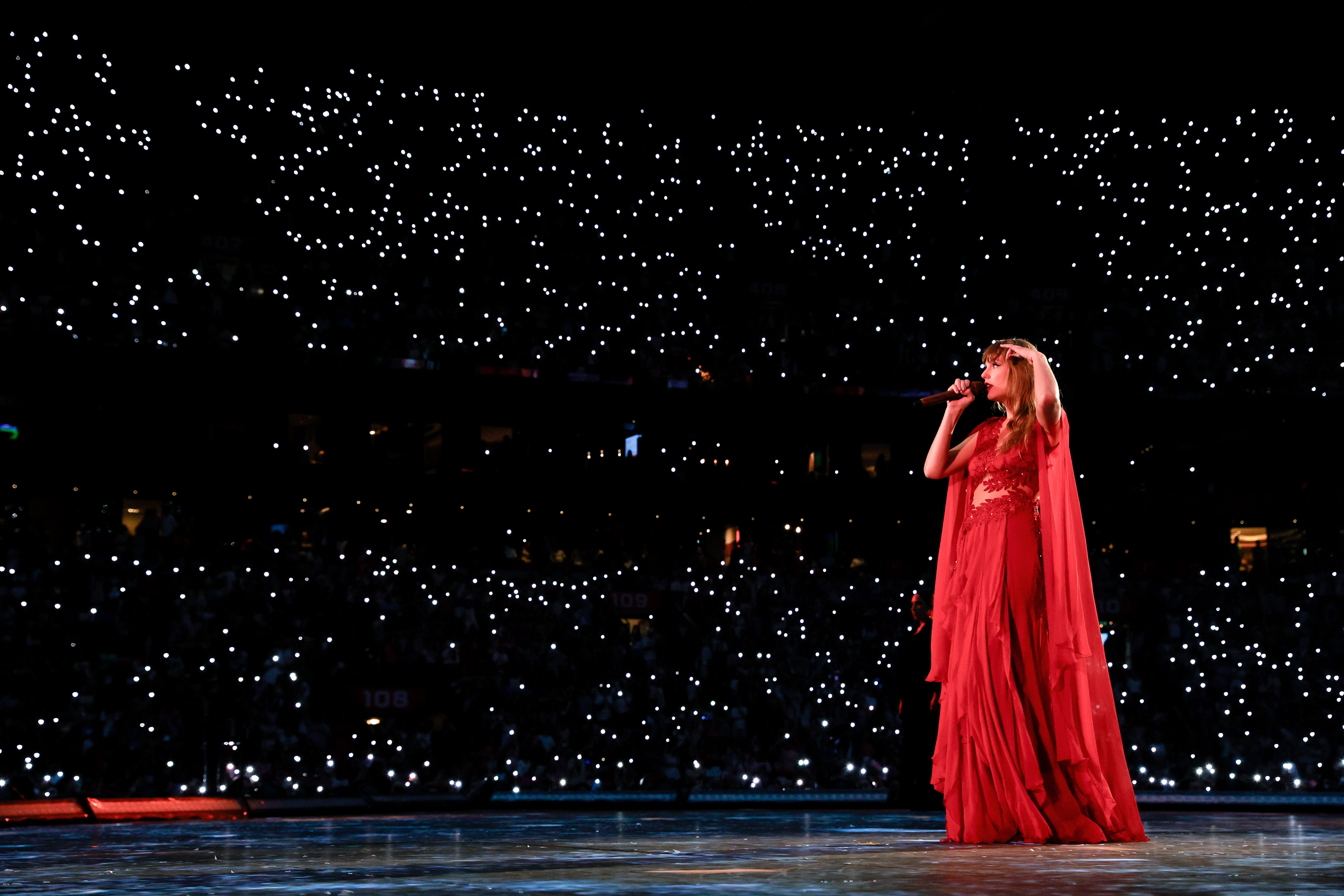 Meet the girls who started an Eras Tour craze with some balloons and got a Swift shoutout