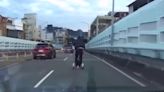 男騎電動平衡車過橋摔倒 警：禁上路開罰最高3600元