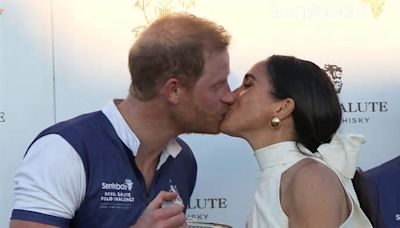 El beso de película de Harry y Meghan en su idílica reaparición, que contrasta con la difícil situación de la Familia real británica