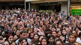 Bajo la lluvia, fans de Louis Tomlinson abarrotan Oasis Coyoacán