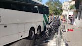 Dos heridos tras empotrarse un autocar en una boca de metro y embestir a siete coches en el barrio del Carmel (Barcelona)
