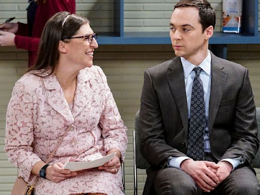 See pics of Jim Parsons' and Mayim Bialik's return in 'Young Sheldon' finale