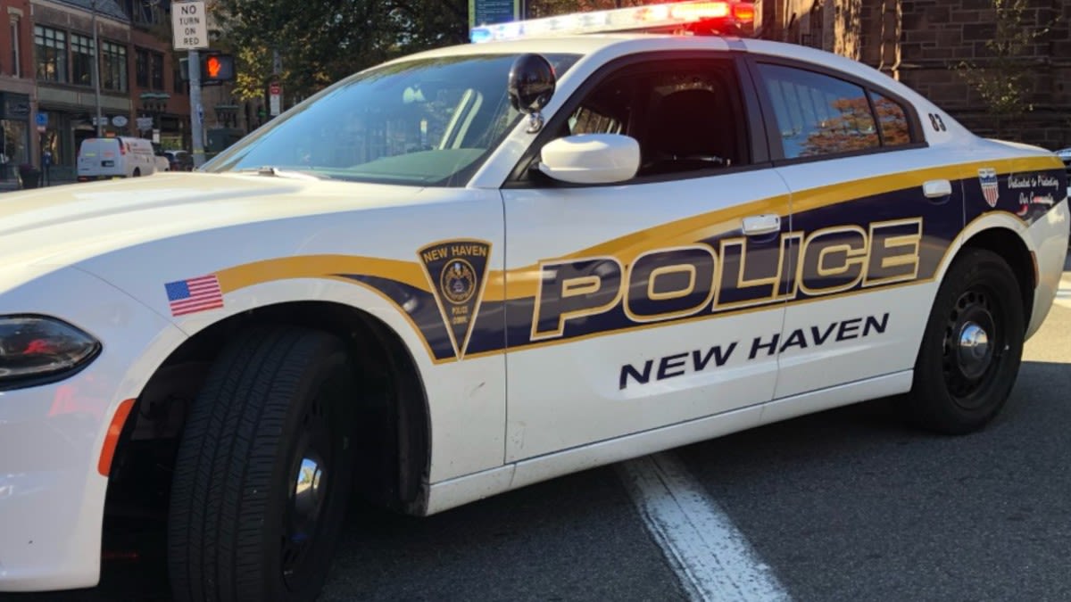 Man arrested for grabbing customer, demanding money from bank teller in New Haven: PD