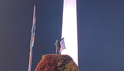 Murió un hincha en la previa del partido en el Obelisco: se trepó a un cartel y se cayó