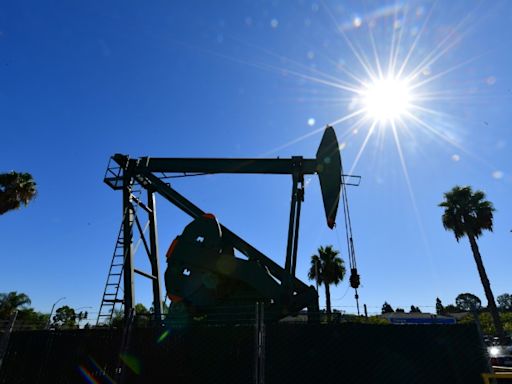 Rally in oil prices loses steam on mixed day for global stocks