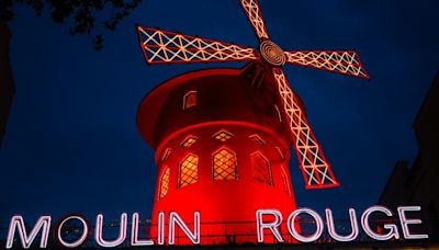 Las aspas del emblemático cabaré parisino Moulin Rouge se desploman