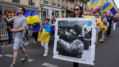 Vor Beginn der Olympischen Spiele: Protest für verstorbene ukrainische Sportler:innen in Paris