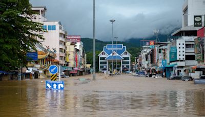 有片／泰北80年最嚴重水災至少42人亡 知名景點也淹水和尚廟裡划船