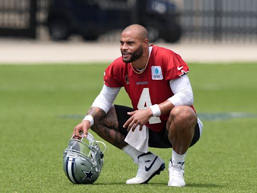 Cowboys QB Dak Prescott seen in walking boot on vacation; reportedly had 'mild right foot sprain'