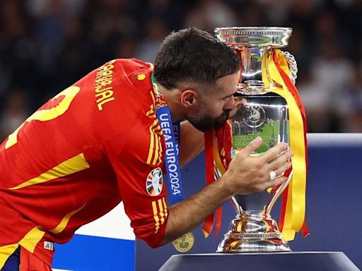 Como Marcelo Bielsa: el frío saludo de Dani Carvajal al presidente de España tras ganar la Euro - La Tercera