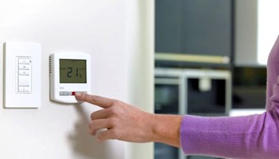 ¿Es obligatorio tener una temperatura mínima y máxima en el trabajo y cuáles son los límites?