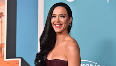 Katy Perry sorprende al aparecer en un club de Barcelona; repartió tragos y bailó la “Macarena” - El Diario NY