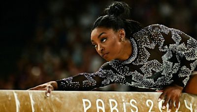 Olimpíadas: Simone Biles dá susto, mas domina eliminatórias da ginástica artística