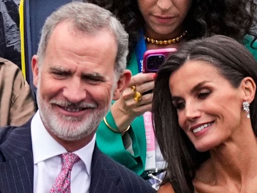 Los reyes Felipe y Letizia derrochan complicidad en la inauguración de los JJ. OO. de París entre selfies y gestos de euforia