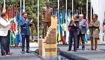 Develan estatua del expresidente chileno Salvador Allende