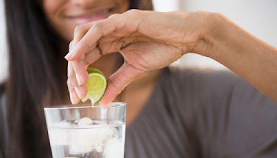 ¿Tomar agua con limón es malo? Grupo de personas que no deberían consumirla y por qué