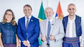 Ao lado de ídolo do Flamengo, Lula recebe embaixador da Sérvia no Brasil