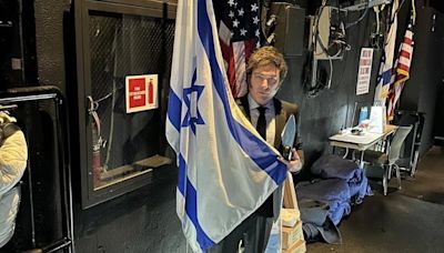 Milei posó con la bandera de Israel antes de disertar en la Conferencia Global en Los Ángeles | Política