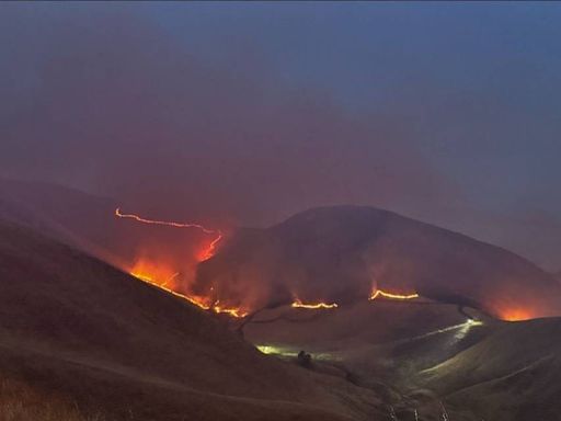 Arde Incendio forestal en Del Puerto Canyon cerca de Patterson: ola de calor azota CA
