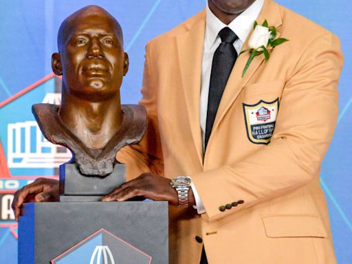 Traveling While Black: NFL Hall Of Famer Terrell Davis Handcuffed During United Airlines Flight In 'Disgusting Display Of...