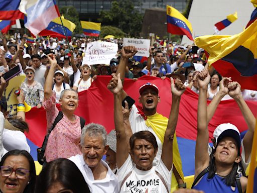 Cientos de personas se manifiestan en Medellín en apoyo a los venezolanos tras elecciones