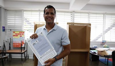 Michael Pierluisi vota en Dorado por la candidatura a la reelección de su padre, Pedro Pierluisi
