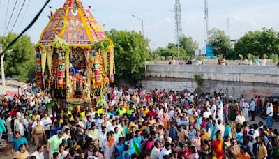 Hundreds of devotees take part in car procession of Sri Soundararaja Perumal Temple at Thadikombu