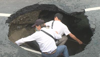 台南安南區路塌出現2米寬天坑 適逢大雨又臨港籲盡快搶修