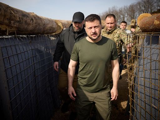 Zelensky pede maior velocidade em fornecimento de armas à Otan