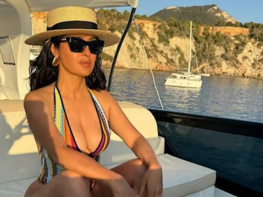 Salma Hayek celebra sus 58 años desde la playa