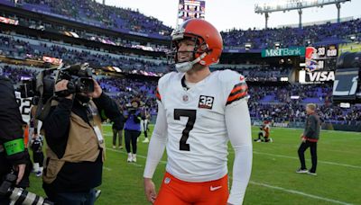 Browns agree to 3-year extension to make Dustin Hopkins among NFL's highest-paid kickers