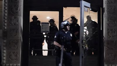 La polizia sta provando a sgomberare i manifestanti dal campus dell’Università della California di Los Angeles, per ora senza riuscirci