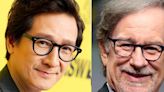 Ke Huy Quan dice que recibe un regalo de Navidad de Steven Spielberg todos los años: "nunca se olvidó de mí"