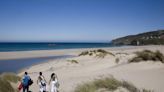 Valdoviño solventa el vertido y reabre la playa pequeña de A Frouxeira al baño