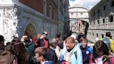 “Receta para el desastre”: confusión y protestas en el primer día de la tarifa turística de Venecia - La Tercera