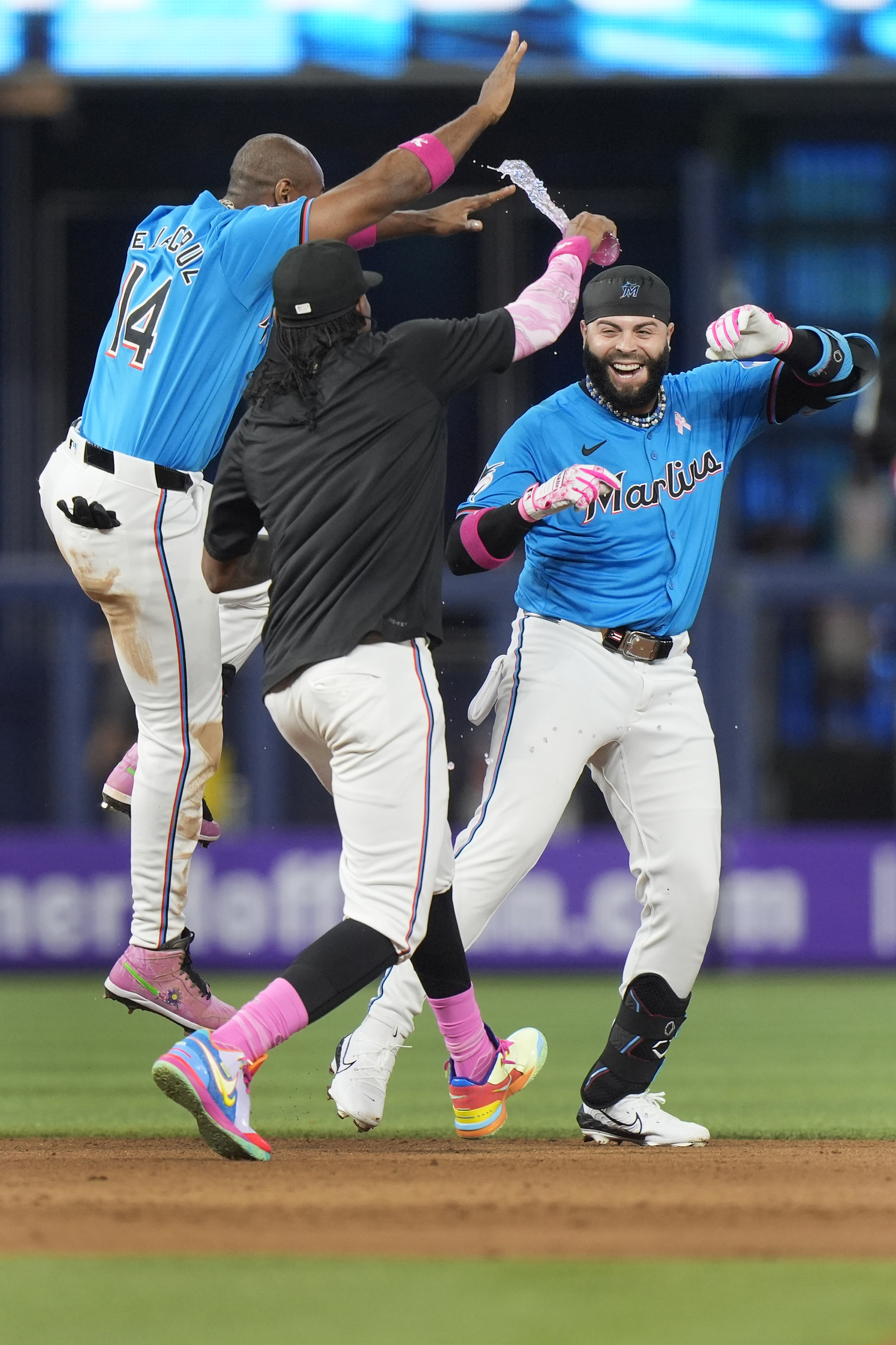 Emmanuel Rivera's game-winning pinch-hit single in 10th lifts Marlins to 7-6 win over Phillies