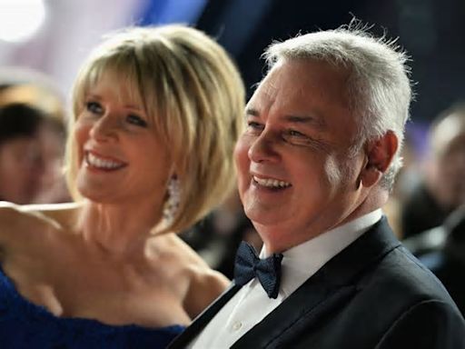 Eamonn Holmes fans 'worried' as they spot Ruth Langsford is missing from family snap