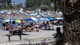 Grecia realizará más inspecciones a negocios de playas ante proliferación de camastros de alquiler