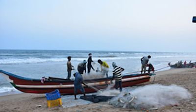 Sri Lankan Navy arrests 17 TN fishermen; families block Madurai-Rameswaram highway