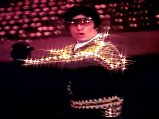 Amitabh Bachchan recalls getting electric shock from his jacket in Sara Zamana song