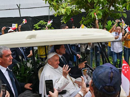 Desde las periferias olvidadas a los rascacielos y la opulencia: el Papa llegó a Singapur última etapa de su maratón