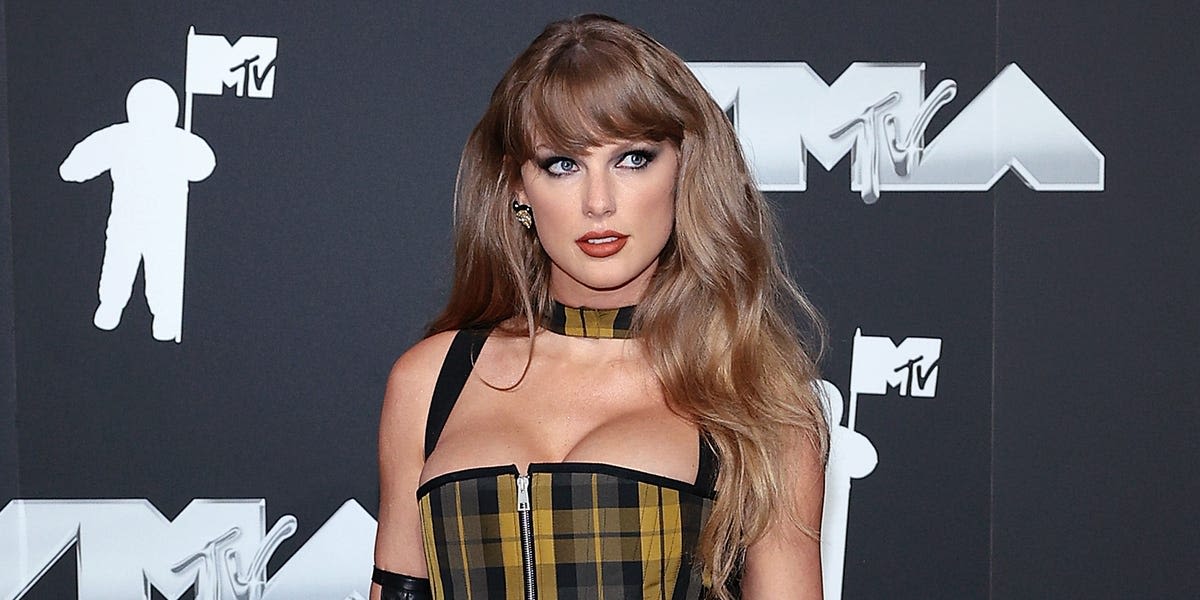 Taylor Swift Makes Her Grand VMAs Entrance in a “Reputation”-Coded Corset Gown