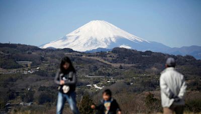 富士山脫序行為頻傳 日本山梨縣官員：考慮禁止輕裝者登山