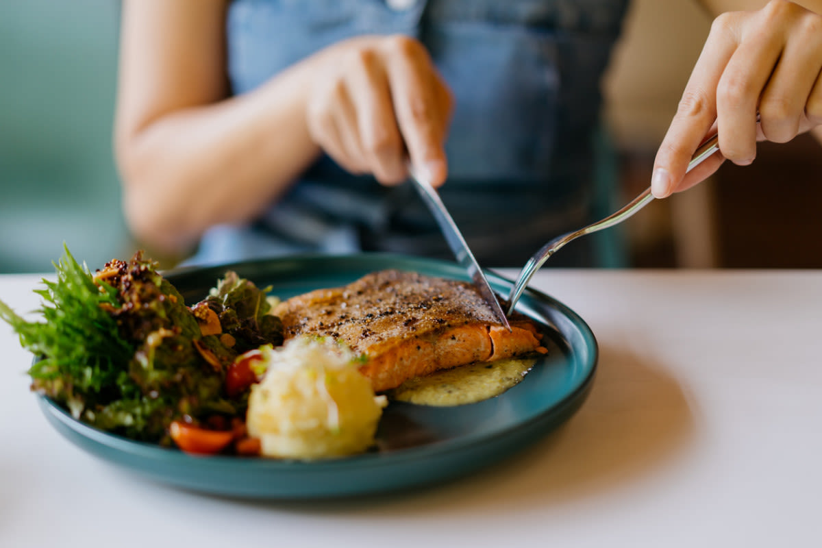 The Ideal Time To Eat Dinner if You Want To Lose Weight, According To Registered Dietitians